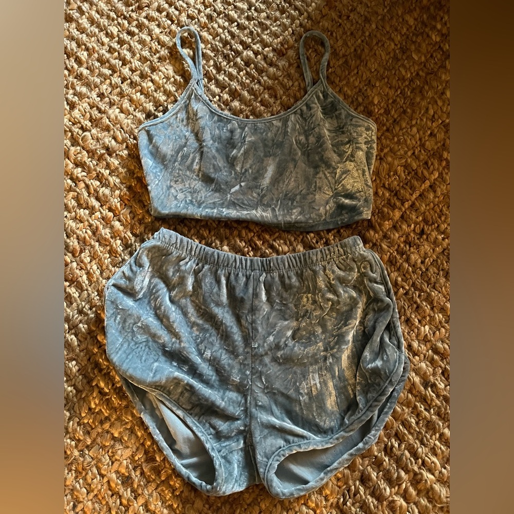 Fashionova velvet set shorts and crop top